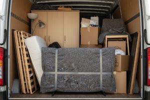 Umzugsdecke schützt Fernseher