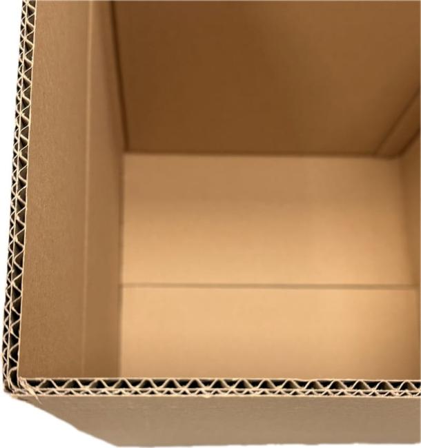 Detailaufnahme der 6 mm starken BC-Doppelwelle an der Kante des Schwerlastkartons.